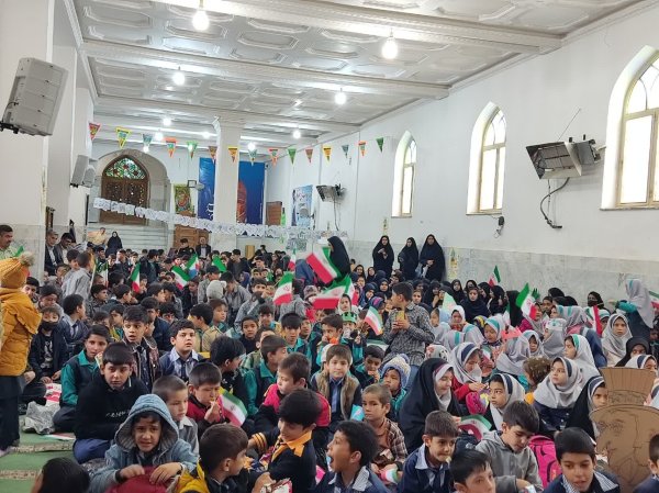استکبارستیزی دانش آموزان منطقه اردهال در حرم کربلای ایران